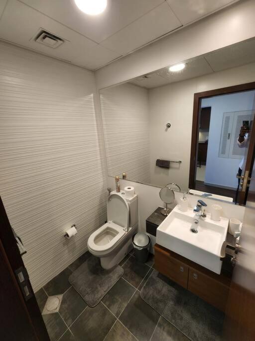 Cozy 1Br In Iconic Tower Apartment Abu Dhabi Bagian luar foto